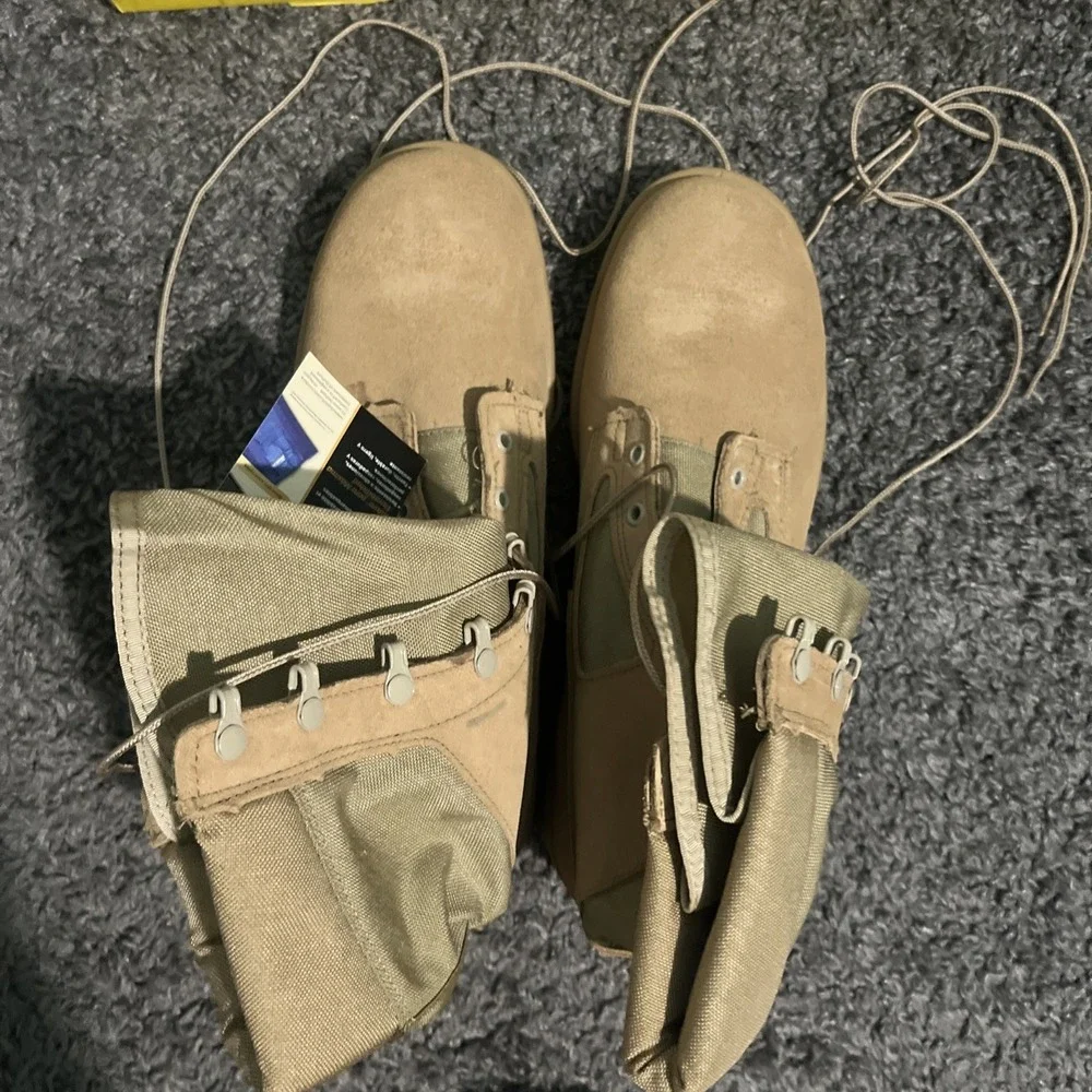 New in the box Belleville 390 Men's Military Desert Tan Combat Boot size 11.5R